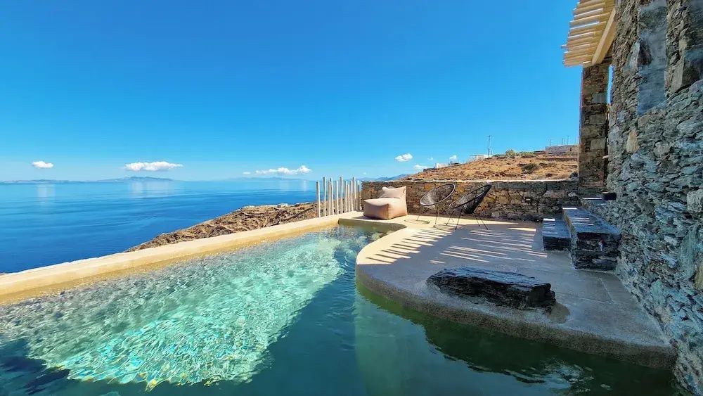 Infinity-Pool über der Ägäis im AGADA Folegandros — türkises Wasser, Natursteinmauer und weiter Blick aufs Meer