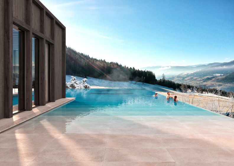 AKI Family Resort PLOSE Pool mit Blick auf die Berge