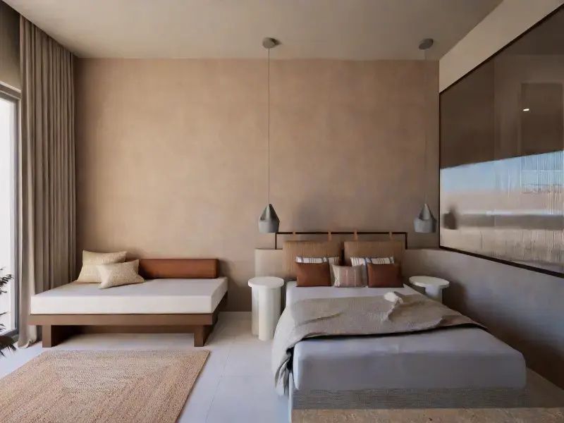 Modernes Hotelzimmer mit Doppelbett, Hängeleuchten und einem seitlichen Daybed.