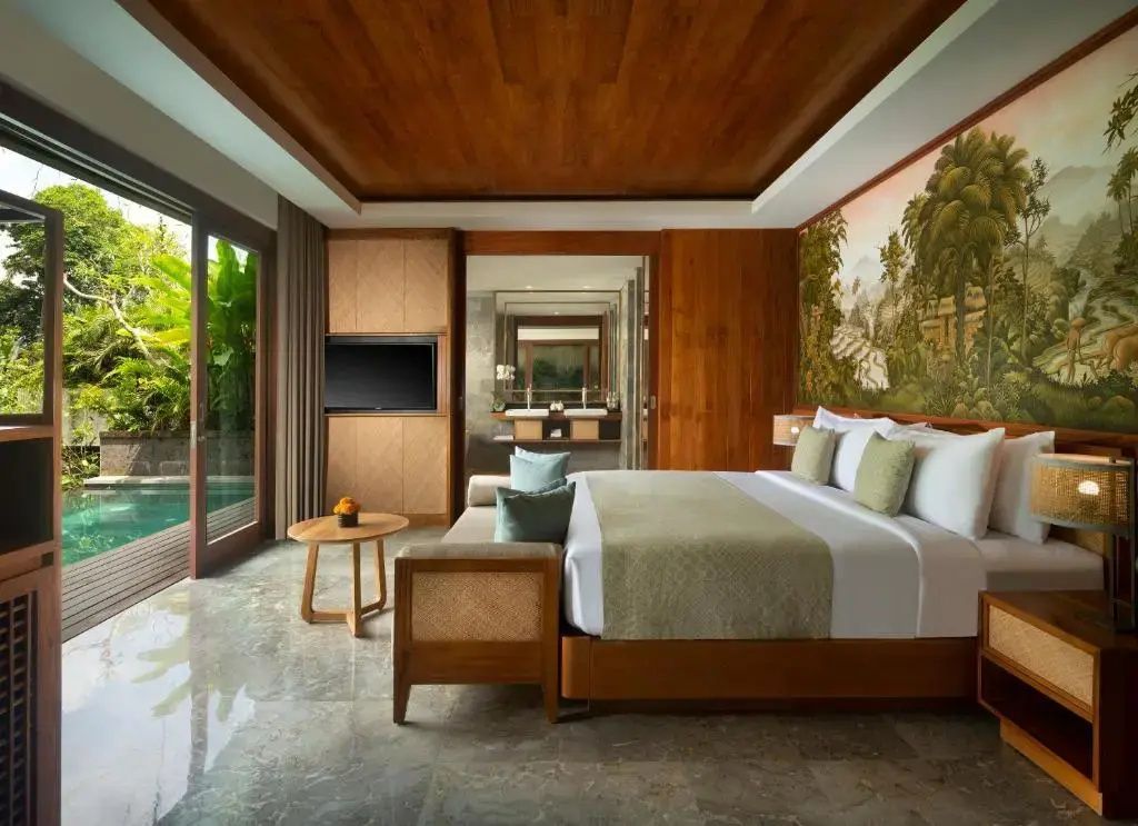 Geräumiges Hotelzimmer mit Blick auf die Terrasse und integriertem Badezimmer.
