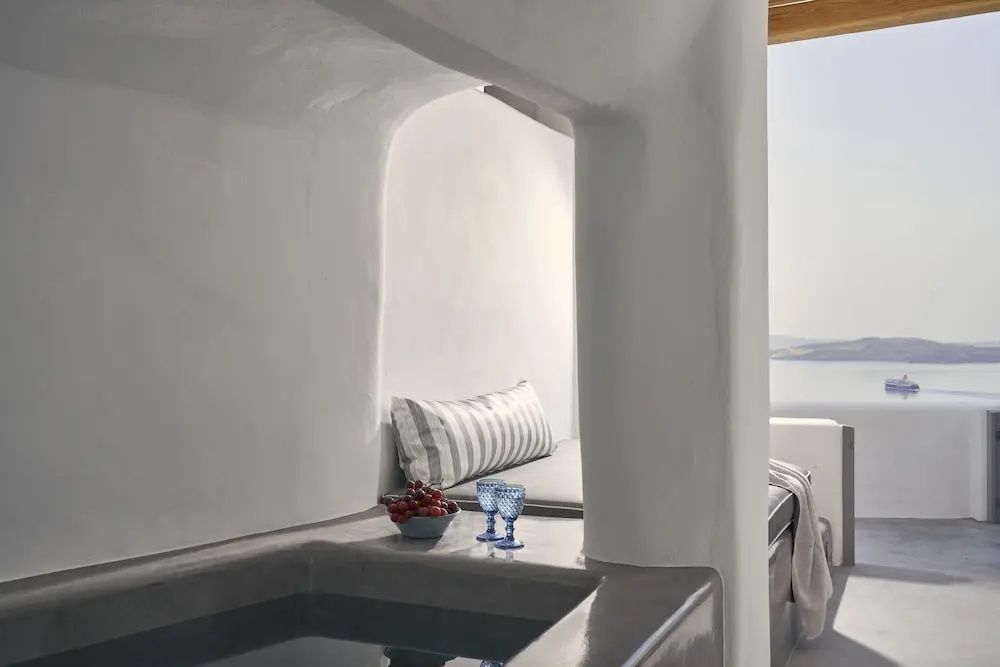 Überdachte Terrasse mit integriertem Pool, Liegebereich und Ausblick auf das Meer.