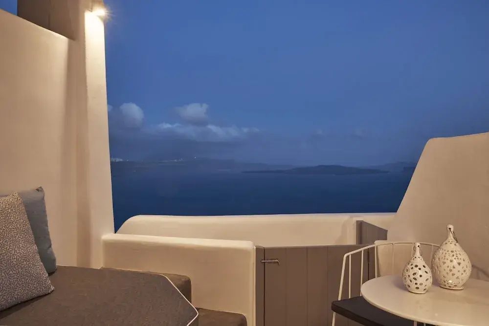 Terrasse bei Dämmerung mit Blick auf das dunkle Meer und den Abendhimmel.