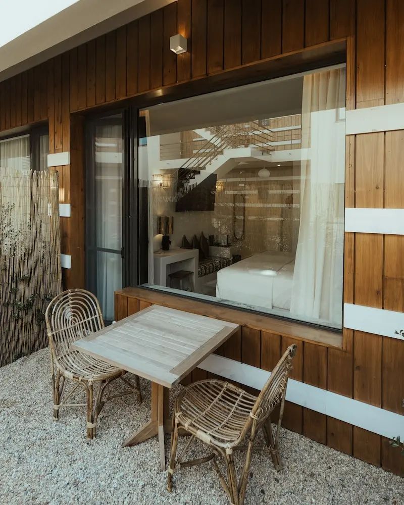 Sitzbereich auf einer Terrasse mit zwei Stühlen aus Rattan und einem Tisch