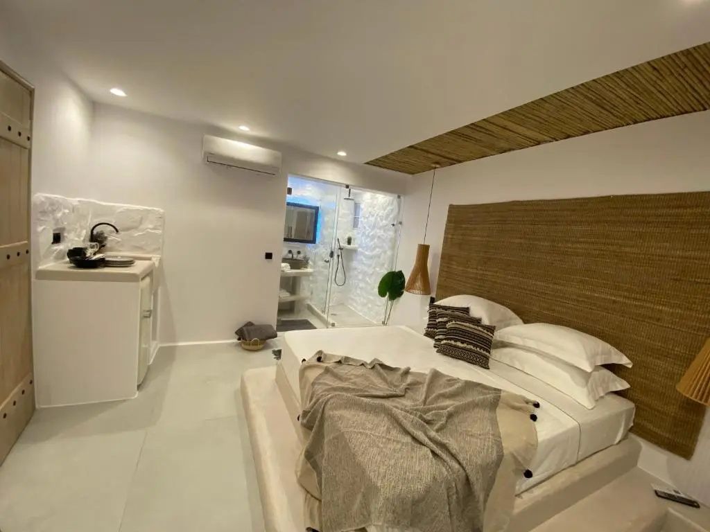 Blick durch das Zimmer auf das Podestbett, die Klimaanlage und die Kitchenette.