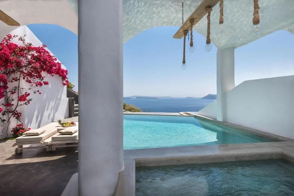 Überdachter Poolbereich auf einer Terrasse mit freiem Blick auf das blaue Meer.