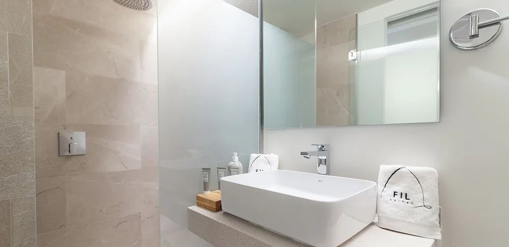 Weißes Waschbecken auf einer Konsole im modern gestalteten Badezimmer.