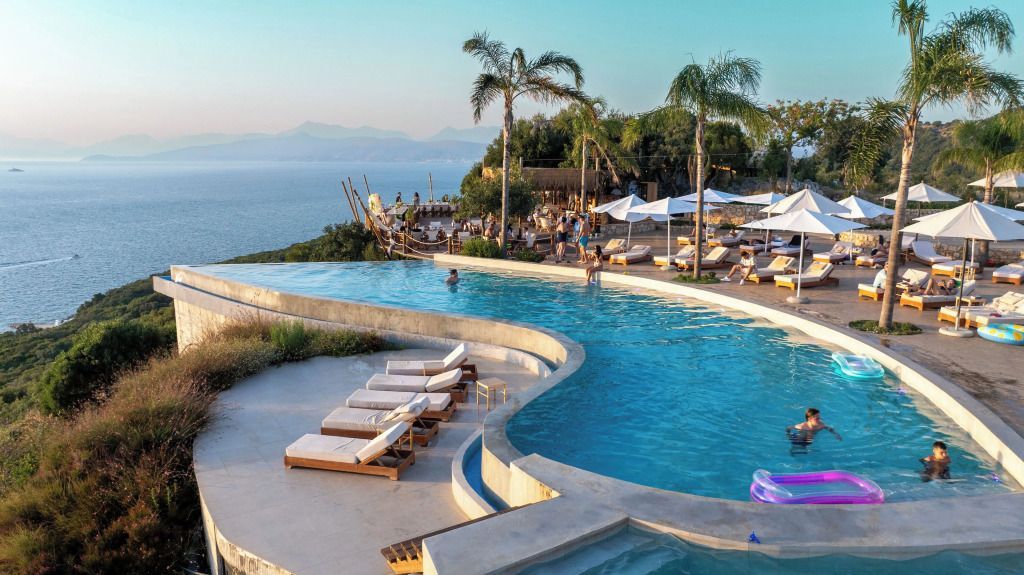 Pool mit Liegen und Meerblick Arameras Eco Resort