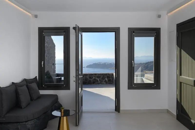 Geöffnete Tür und zwei Fenster mit freiem Blick auf das Meer und die gegenüberliegende Küste.