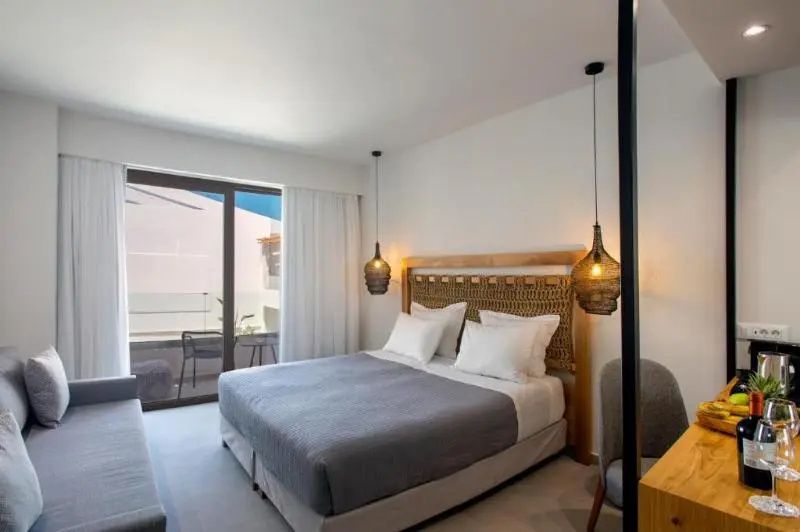 Modernes Schlafzimmer mit Doppelbett, getöntem Kopfteil und Zugang zum Balkon.