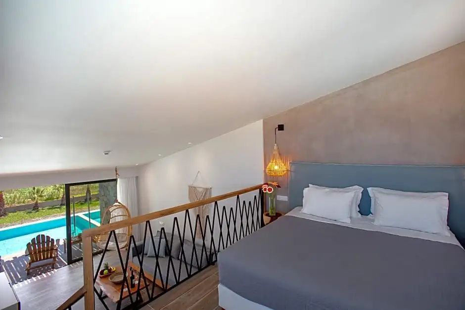 Schlafbereich auf einer Empore mit Doppelbett, Geländer und Blick nach unten