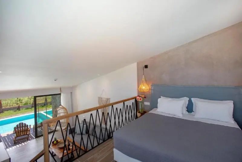Schlafbereich auf der Empore einer Suite mit Blick auf den darunterliegenden Wohnbereich.