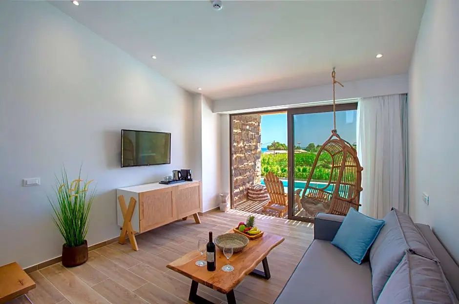 Modernes Wohnzimmer mit Sofa, Holztisch, Hängesessel und Blick auf die Poolterrasse.