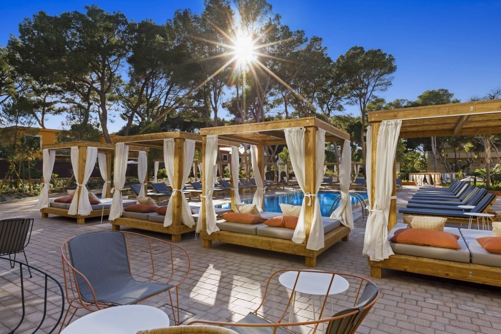 Chillout Betten am Pool im Hotel Aubamar Suites & Spa