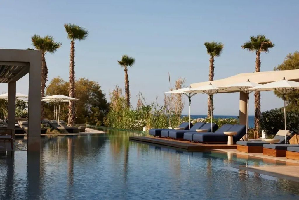 Pool mit Liegen vom Avant Mar Paros