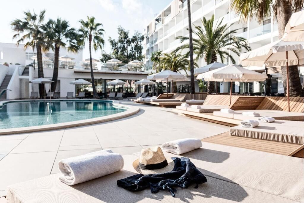 Poll mit Liegen im Hotel Bordoy Alcudia Port Suites - Adult Only