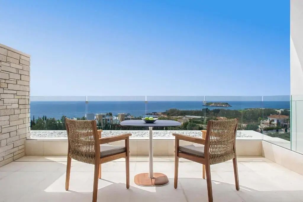 Zwei Stühle und ein Tisch auf dem Balkon mit direktem Blick auf das Mittelmeer.