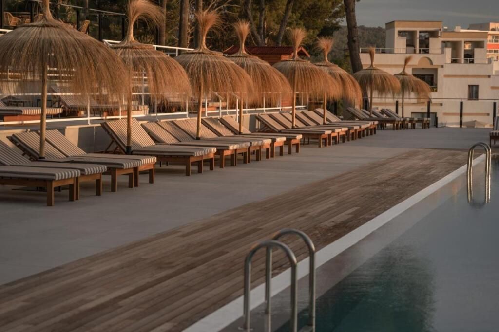 Poolanlage mit Liegen im Hotel Caramelo Calvia Beach