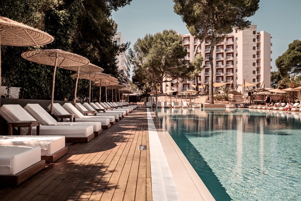 Pool mit Liegen im Hotel Caramelo Palma Beach