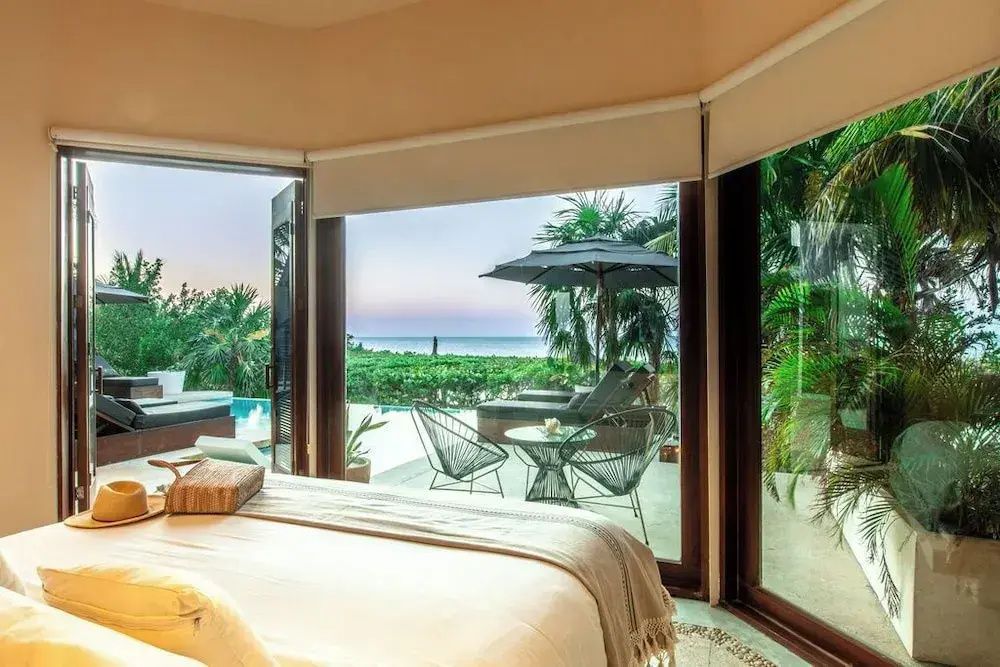 Aussicht aus dem Zimmer auf die Terrasse und das Meer in den Abendstunden.