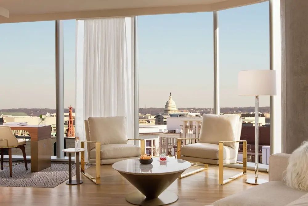 Zwei Sessel an einem Panoramafenster mit Blick auf das Kapitol in Washington DC.
