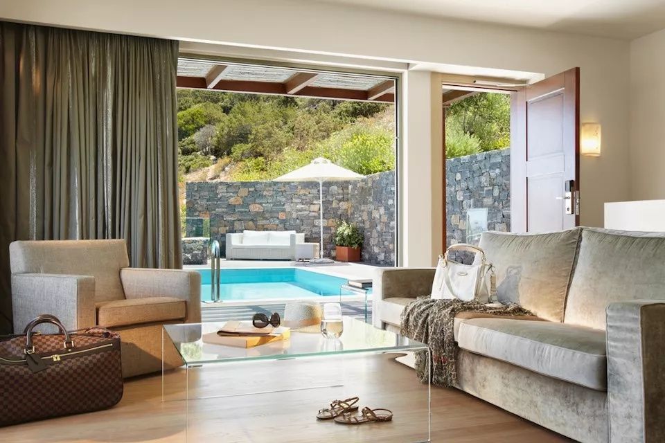 Offener Wohnbereich mit Blick auf den eigenen Pool und die Terrasse im Außenbereich.