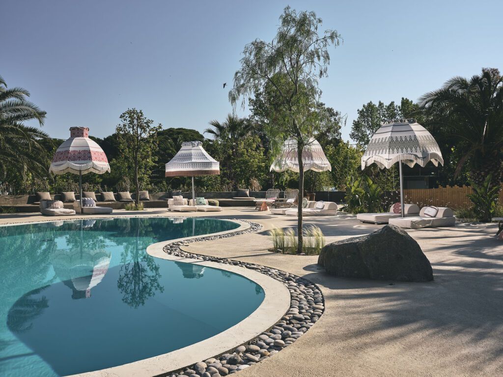 Pool und Liegen im Boho Style vom Ekies All Senses Resort