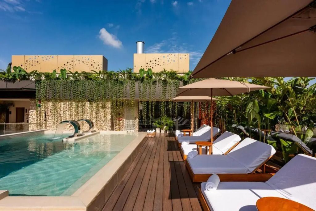Rooftop Pool mit Liegen vom El cielo Hotel Luxury Medellin