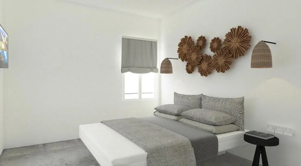Schlafzimmer mit Doppelbett, grauer Bettwäsche, Fenster und dekorativen Wandelementen aus Holz.