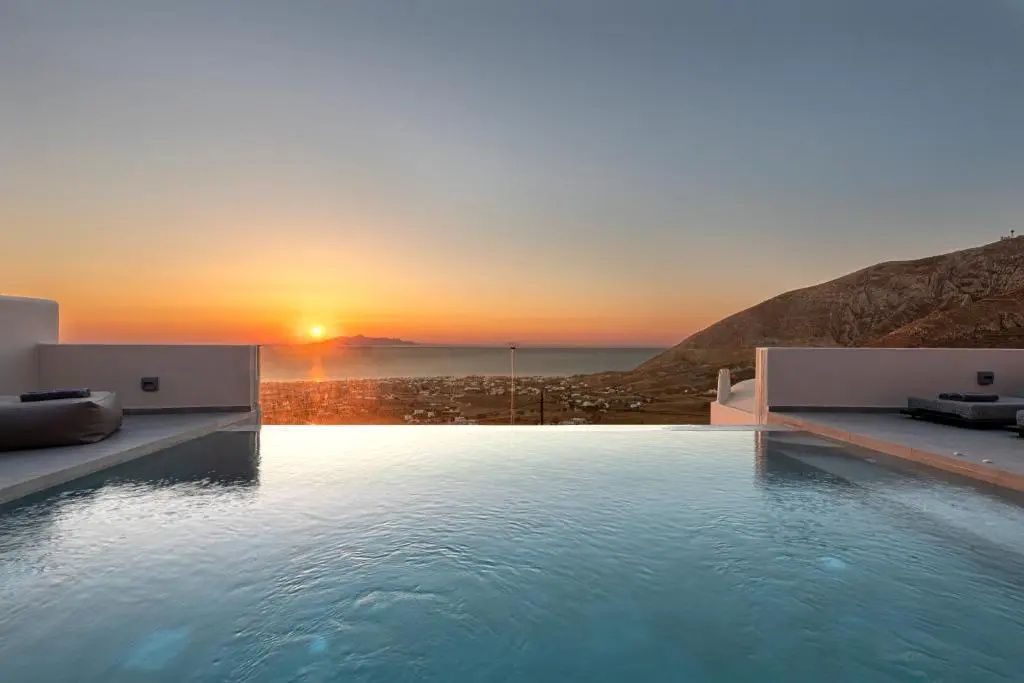 Infinity Pool mit Blick auf das Meer und Sonnenuntergang am Horizont.