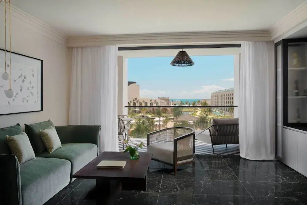 Blick aus dem Hotelzimmer über den Balkon auf die Hotelanlage und das Meer.