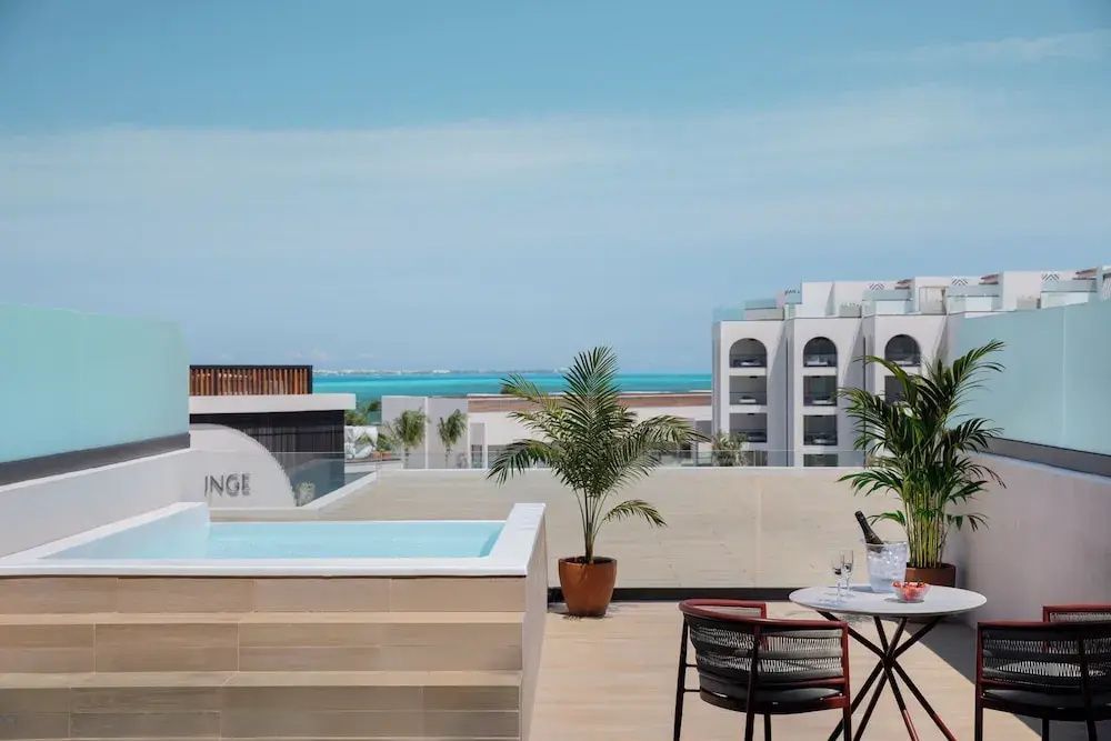 Private Dachterrasse mit kleinem Pool, Sitzgelegenheiten und Meerblick.