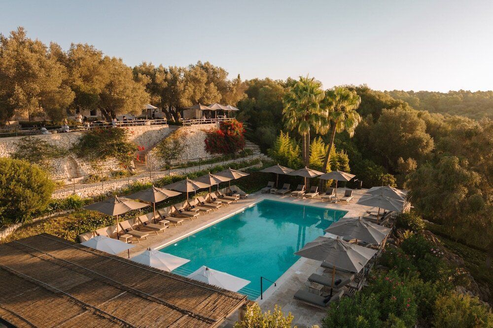 Pool mit Liegen im Finca Serena Mallorca, Small Luxury Hotels