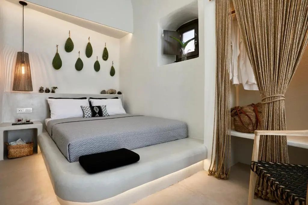 Hell gestaltetes Schlafzimmer mit fest eingebautem Doppelbett und Dekoration.