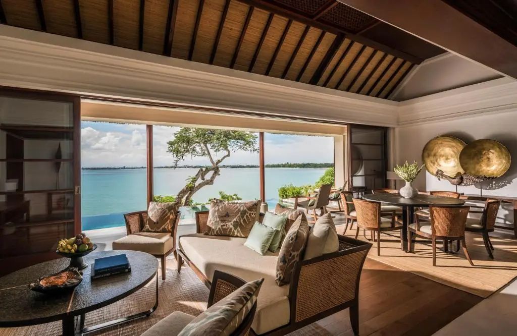 Offener Wohnbereich mit Sitzecke und Panoramablick auf das Meer und die Bucht