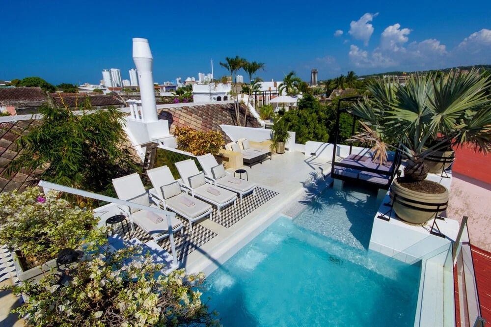 Rooftop Pool mit Liegen vom Hotel Casa Lola Deluxe Gallery