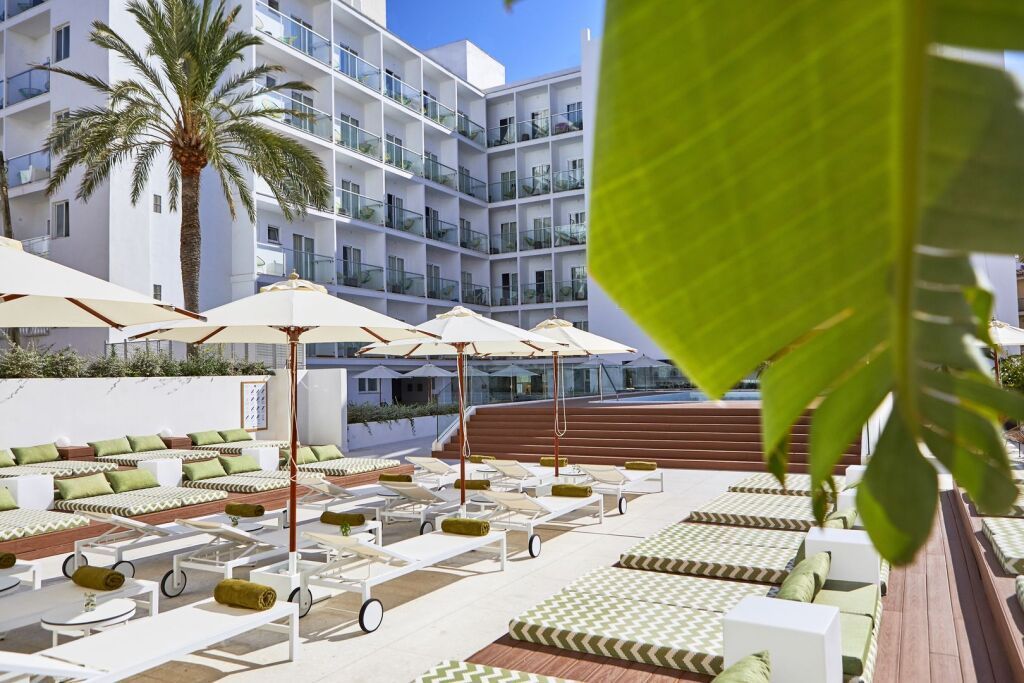 Pool mit Liegen im Hotel HM Dunas Blancas