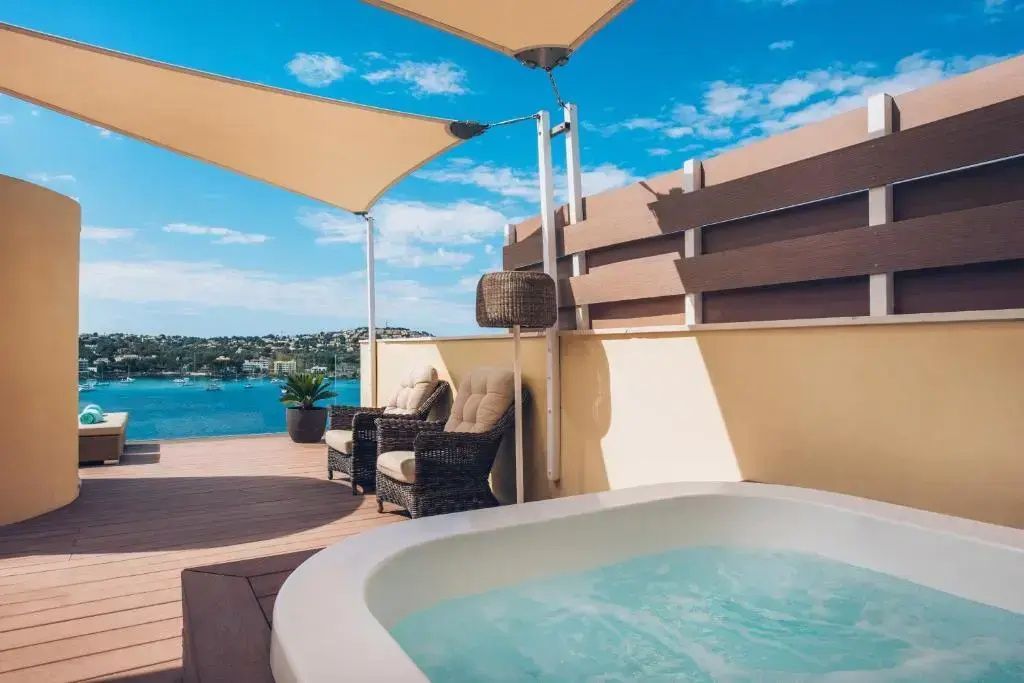 Dachterrasse mit Whirlpool, Sonnensegel und Ausblick auf die Bucht und das Meer