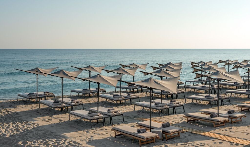 Liegen am Strand vom Ikones Seafront Luxury Suites - Adults Only