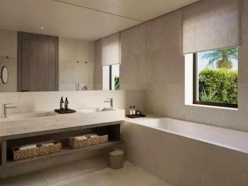 Modernes Badezimmer mit einem Doppelwaschtisch, großem Spiegel und einer Badewanne.