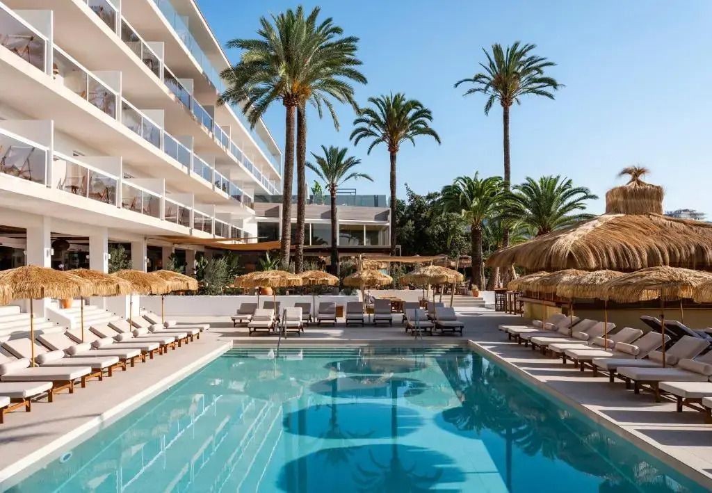 Pool Anlage im Hotel Innside Cala Blanca