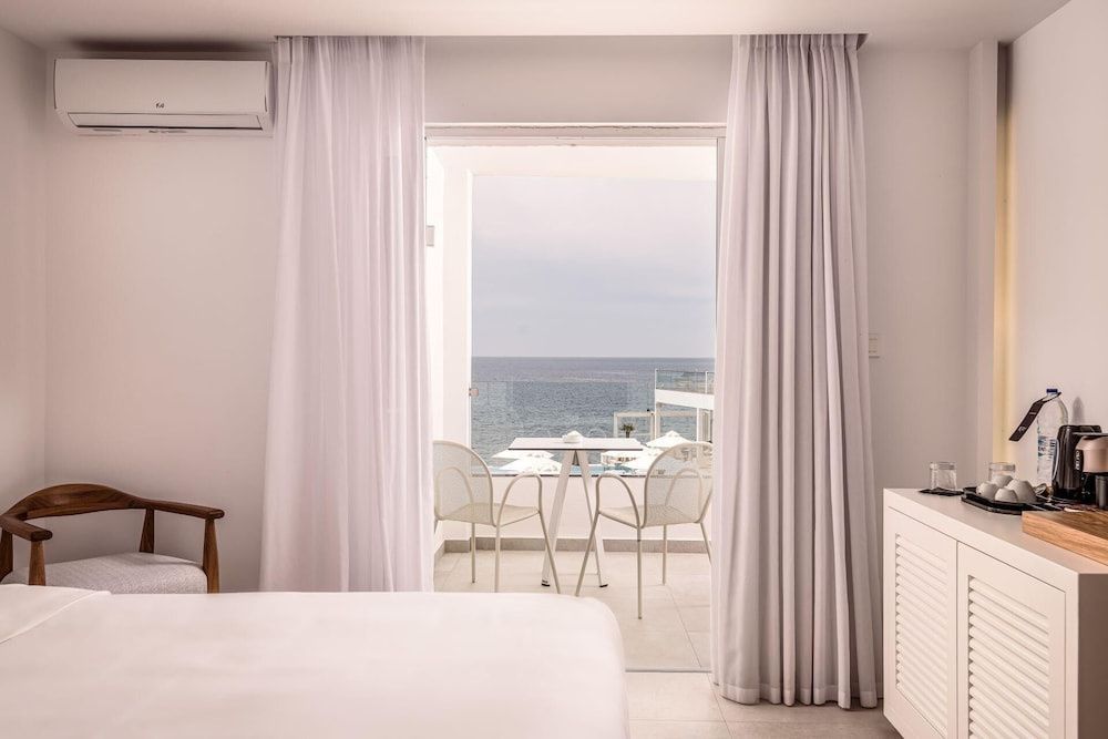 Blick aus dem Hotelzimmer über den Balkon mit Sitzgelegenheit direkt auf das Meer.