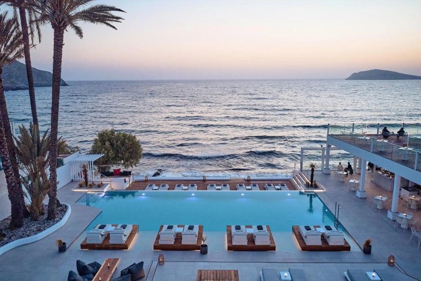 Kantouni Beach Boutique Hotel Pool mit Blick auf das Meer