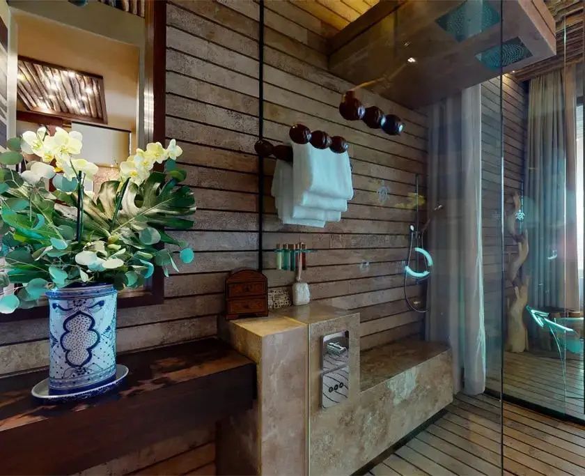 Badezimmer mit Dusche, Holzverkleidung und Handtuchhalter an der Wand