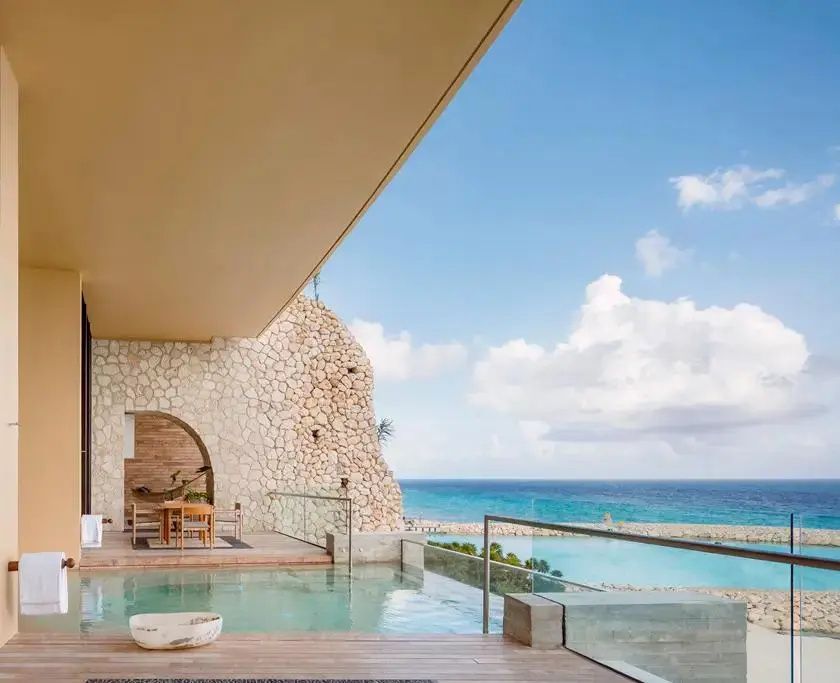 Privater Pool auf der Terrasse mit Glasgeländer und freiem Blick auf das blaue Meer.