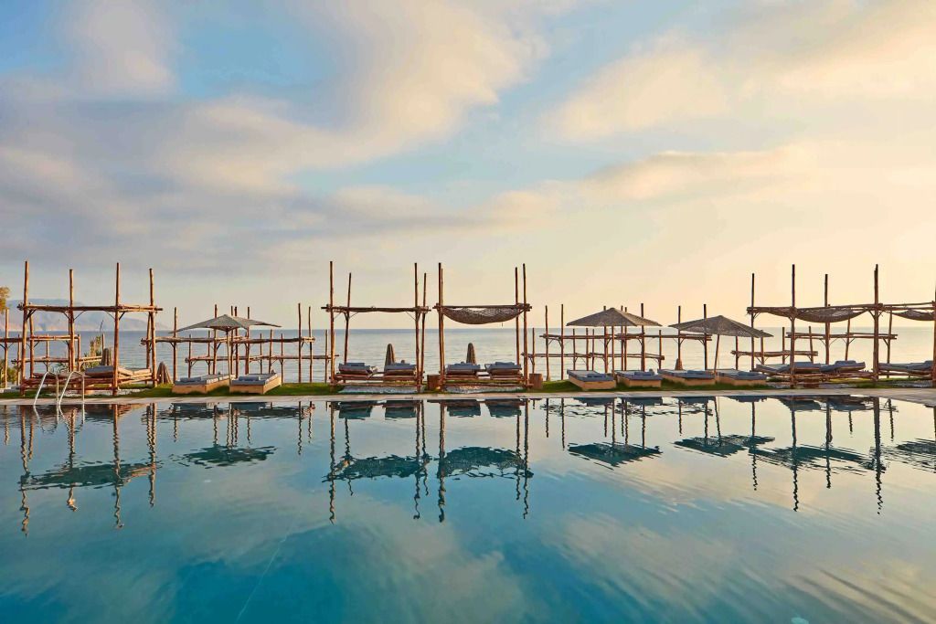 Pool und Liegen La Mer Resort & Spa Crete
