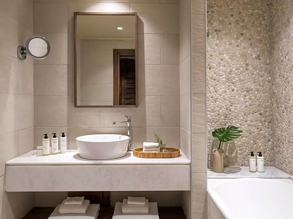 Modernes Badezimmer mit weißem Aufsatzwaschbecken, großem Spiegel und Badewanne.