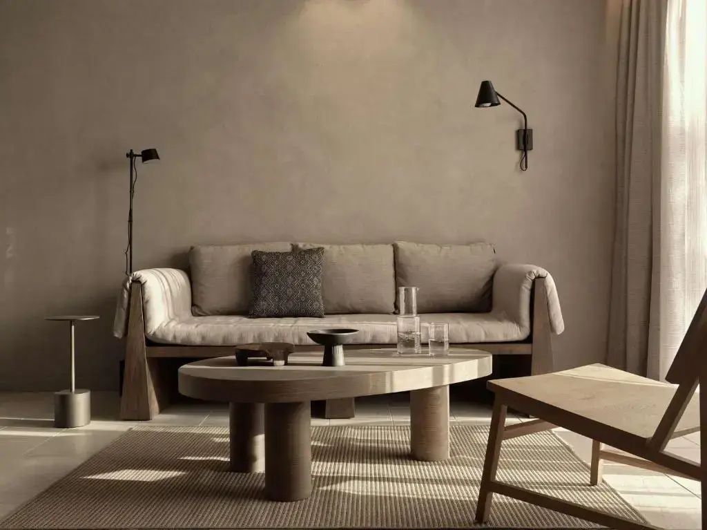 Sitzecke mit Stoffsofa, flachem Couchtisch und Teppich in hellen Naturtönen.