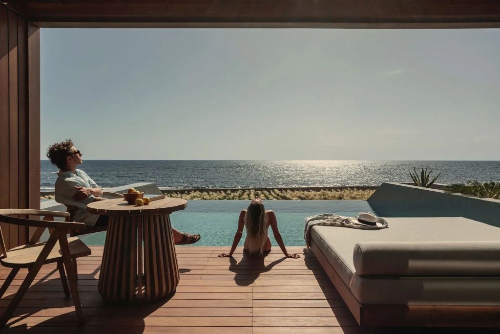 Paar am Pool mit Meerblick Meraviglia Slow Living