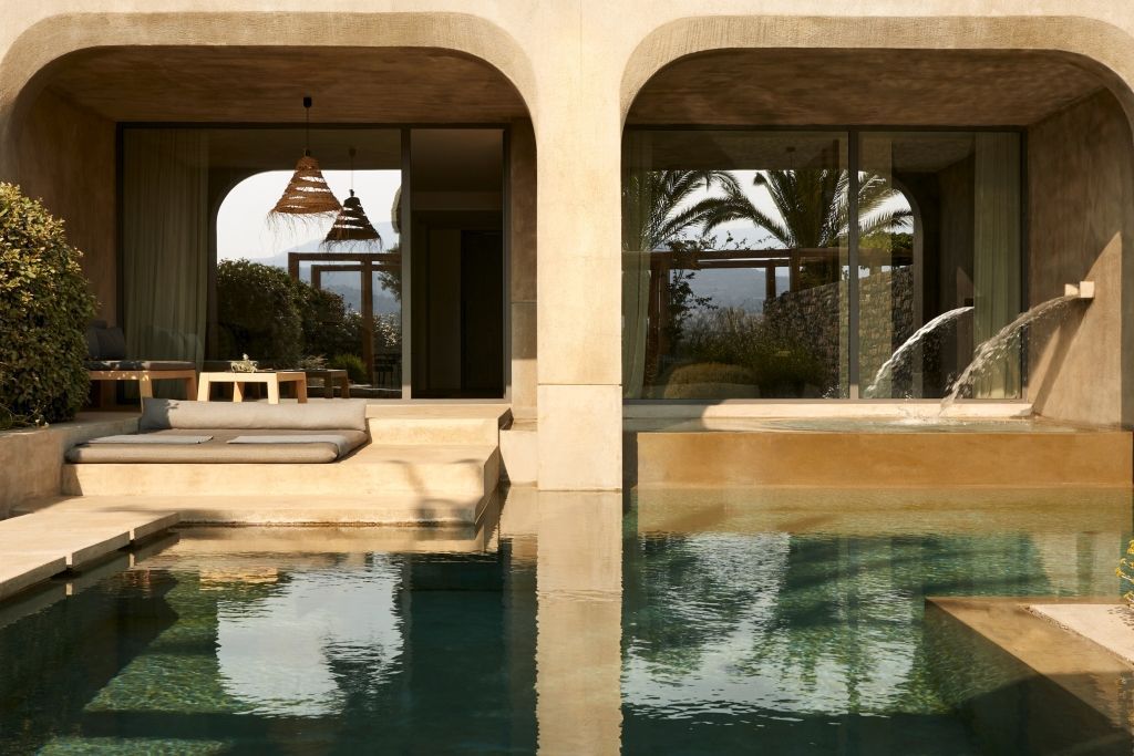 Privatpool mit Liegen vom Minos Palace Resort