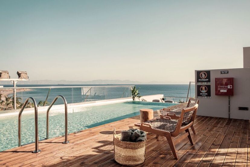 More Meni City Beach Rhodes Pool mit Blick auf das Meer